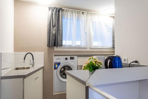 RÁKÓCZI 4 BEDROOM CENTRE APARTMENT - image 13