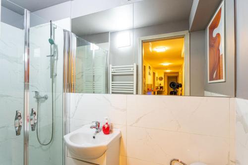 RÁKÓCZI 4 BEDROOM CENTRE APARTMENT - image 5