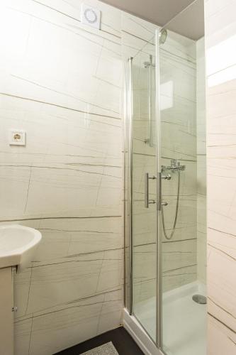 RÁKÓCZI 4 BEDROOM CENTRE APARTMENT - image 10