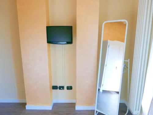 Apartment with one bedroom in Milano with wonderful city view balcony and WiFi - image 14
