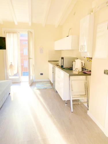 Apartment with one bedroom in Milano with wonderful city view balcony and WiFi - image 2