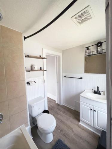 4BR St Paul Retreat Near Lake Phalen Sleeps 13 - image 7