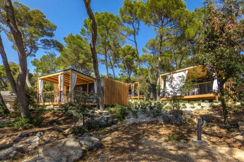 Premium Two-Bedroom Glamping Home with Terrace and Sea View  image 10