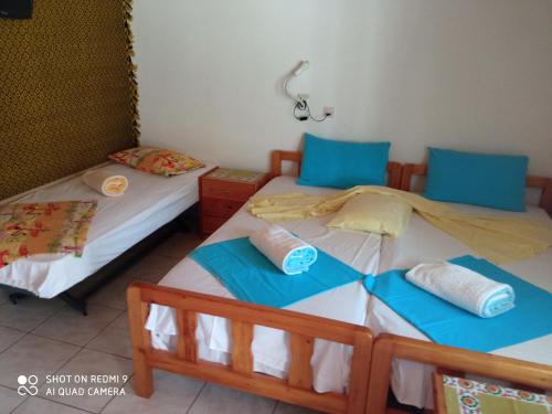 3 twin beds
