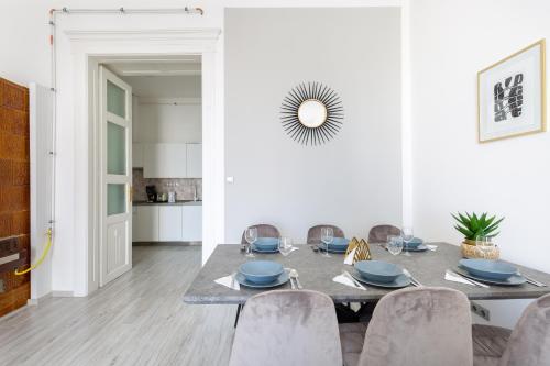 Designer Apartment on the Budapest Broadway w 2BR AC and Panorama Balcony - image 12