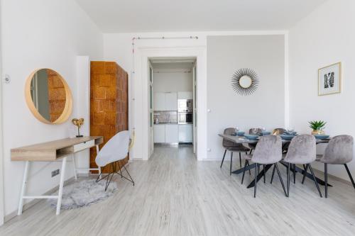 Designer Apartment on the Budapest Broadway w 2BR AC and Panorama Balcony - image 8