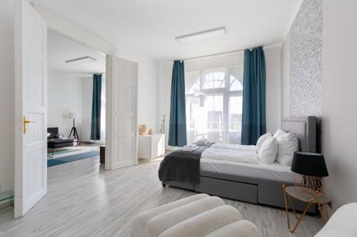 Designer Apartment on the Budapest Broadway w 2BR AC and Panorama Balcony - image 7