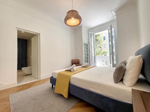 Nestor&Jeeves - STANDING BAQUIS - Central - Close sea