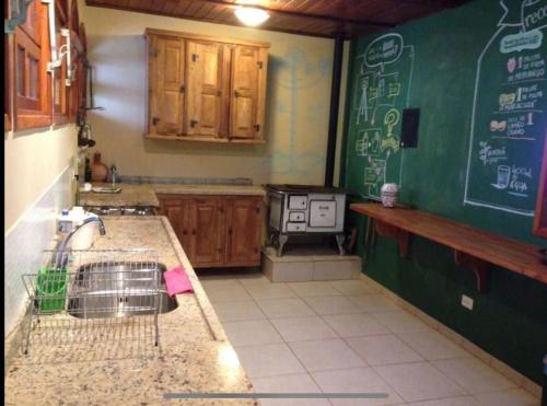 廚房, Casa do Curupira - 3 dormitórios com cozinha e vista incrível perto de Campos do Jordão (Casa do Curupira - 3 dormitorios com cozinha e vista incrivel perto de Campos do Jordao) in 聖克拉拉