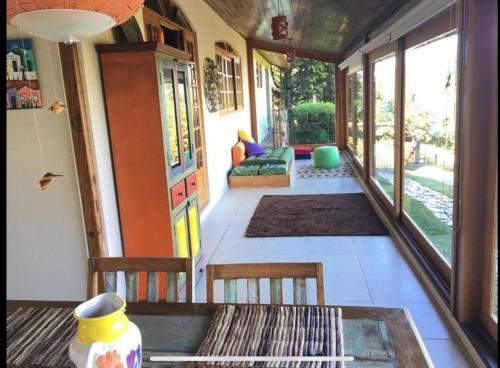 陽台/露台, Casa do Curupira - 3 dormitórios com cozinha e vista incrível perto de Campos do Jordão (Casa do Curupira - 3 dormitorios com cozinha e vista incrivel perto de Campos do Jordao) in 聖克拉拉