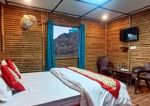 Bamboo Junction Resort - Kanatal, Valley & Mountain View