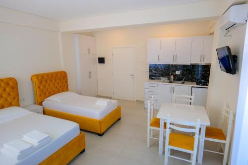 Triple Room with Balcony image 10