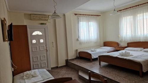 1 double bed, 2 twin beds
