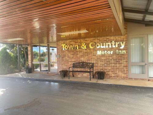 Tempat Masuk, Town And Country Motor Inn Forbes in Forbes