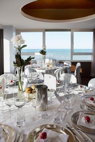 餐廳, 城市酒店 (City Hotel) in 塞尼加利亞