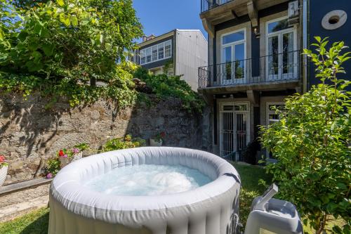 Host Wise - Homely Noble Flats - Garden & Jacuzzi, Porto