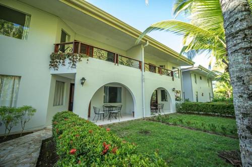 Balcony/terrace, Lovely Condo near monkey habitat and beach in Damas