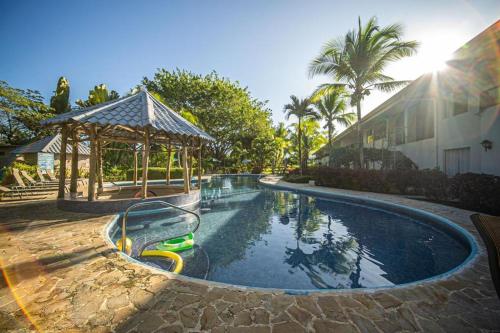Swimming pool, Lovely Condo near monkey habitat and beach in Damas
