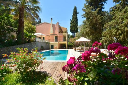 Renovated family Villa 150m² with shared pool and gardens gîte à louer Ágioi Déka