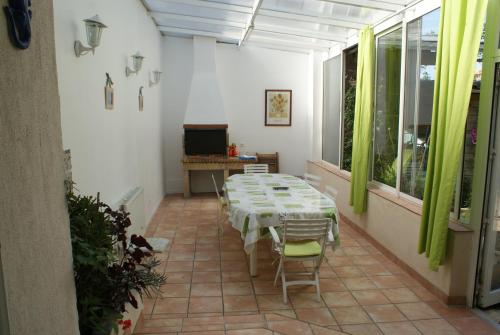 Spacieuse maison de village climatisee avec jardin patio in Bessan