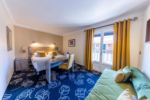 Superior Room with Balcony (2 Adults + 1 Child)