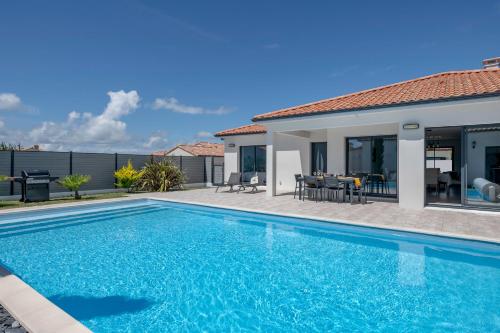 Maison récente de plain-pied avec piscine à La Plaine sur Mer