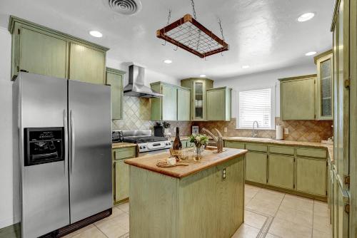New Upscale Home close to Main St with Grill - image 2