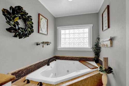New Upscale Home close to Main St with Grill - image 7