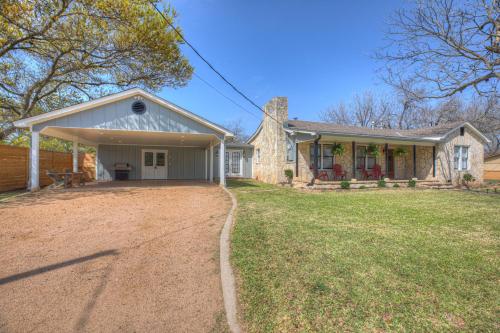 New Upscale Home close to Main St with Grill - image 10