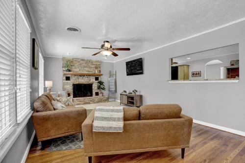 New Upscale Home close to Main St with Grill - image 12