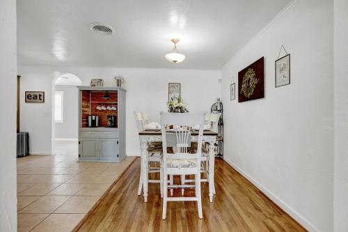 New Upscale Home close to Main St with Grill - image 13