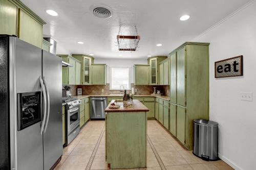 New Upscale Home close to Main St with Grill - image 14
