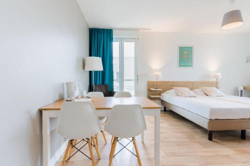 1 double bed, 2 twin beds