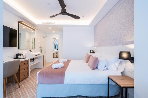 1 queen bed, 1 sofa bed