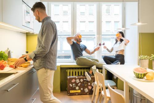 Bob W Kluuvi near The National Museum of Finland