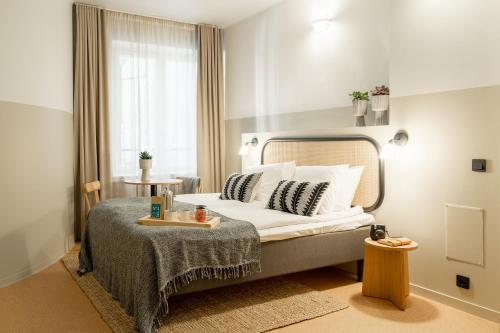 Bob W Kluuvi near The National Museum of Finland