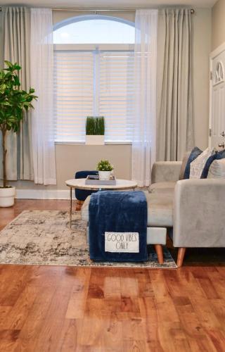 Beautiful 2 bedroom apartment with patio and deck