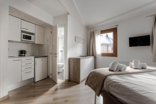 Studio Open (2 adults)