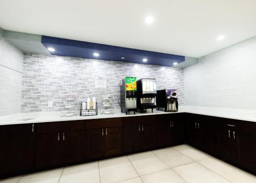 Sea View Hotel - image 14
