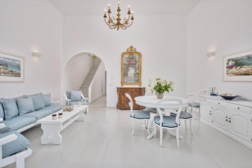 Alice's Noble House – Mykonos, UT