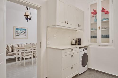 Alice's Noble House – Mykonos, UT