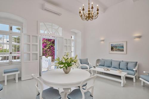 Alice's Noble House – Mykonos, UT