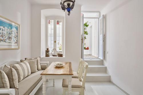 Alice's Noble House – Mykonos, UT