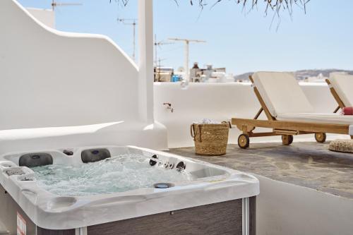 Alice's Noble House – Mykonos, UT