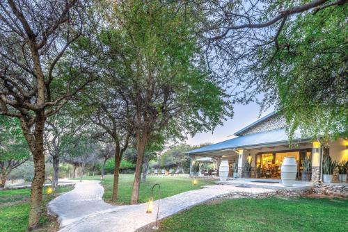 المنظر الخارجي, The Mushara Outpost in Mokuti Lodge