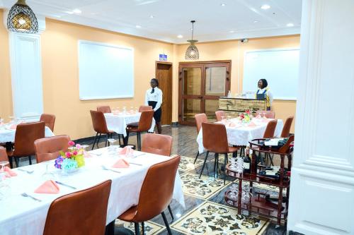 Restaurant, Hotel Sindz Palace in Yaounde