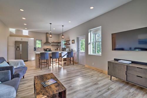 Charming Blue Ridge Mtn Home with Sauna and Grill! in Newland, USA