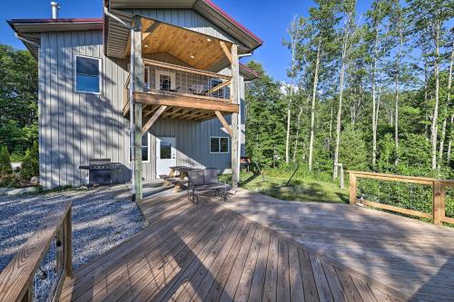 Charming Blue Ridge Mtn Home with Sauna and Grill! in Newland, USA