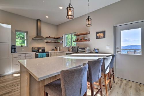 Charming Blue Ridge Mtn Home with Sauna and Grill! in Newland, USA