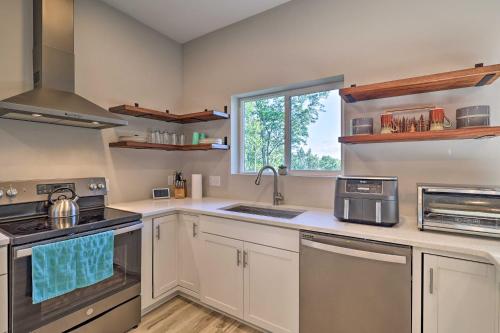Charming Blue Ridge Mtn Home with Sauna and Grill! in Newland, USA